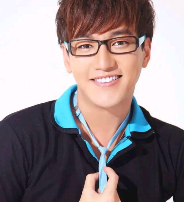 一直有着自己的坚守袁奇峰是一个很有自己坚守的人,别人说他是十八线