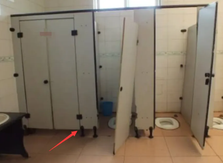 为什么女厕所门底下会留一条缝隙,答案太震惊,原来是这3个原因