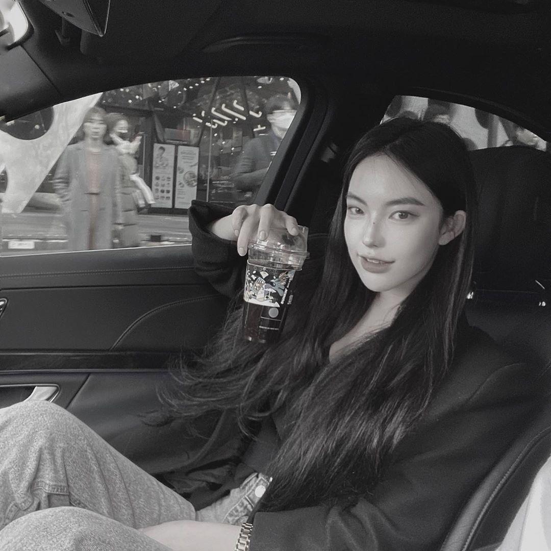 野生浓眉加上大黑痣也能当模特?是审美疲劳了,还是时尚高级脸?