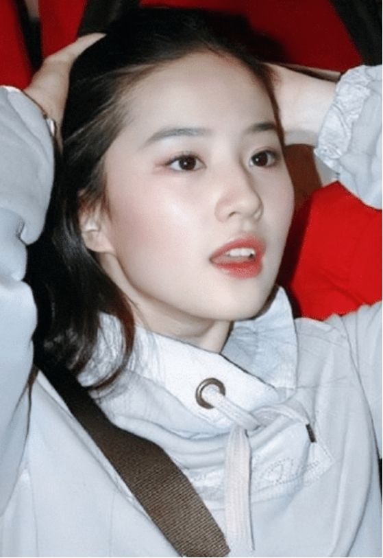 刘亦菲年轻时少女照走红!纯素颜面对镜头,浓密发量引网友热议!