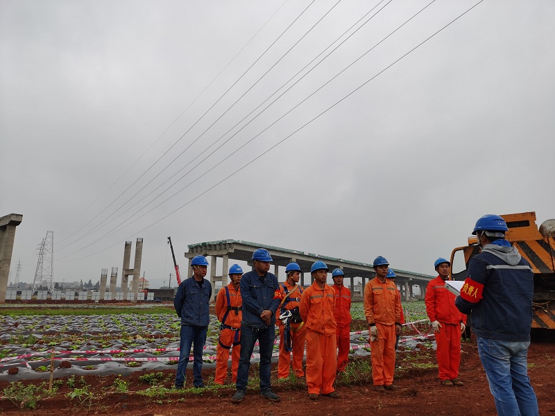 南方电网云南曲靖供电局全力配合高速公路建设(图)
