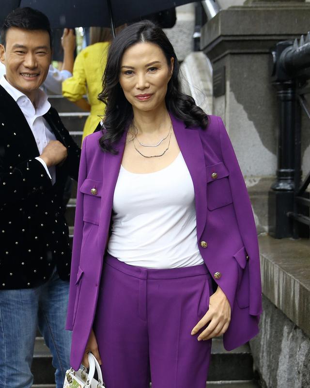 邓文迪又大牌了走路都有帅哥撑伞穿紫色西装套装气场太强