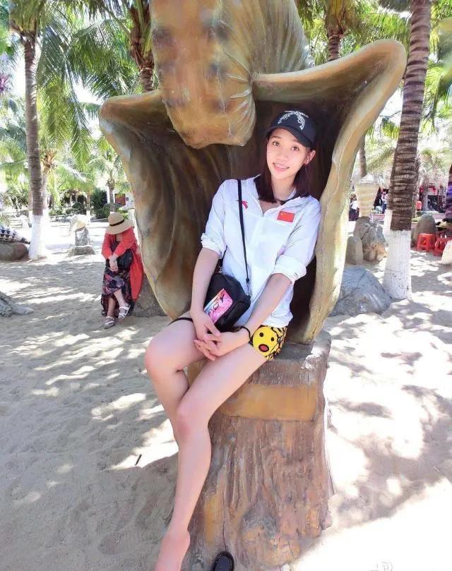 体操女神舒思瑶,微博晒沙滩长腿一字马,模特身材至今没有男朋友