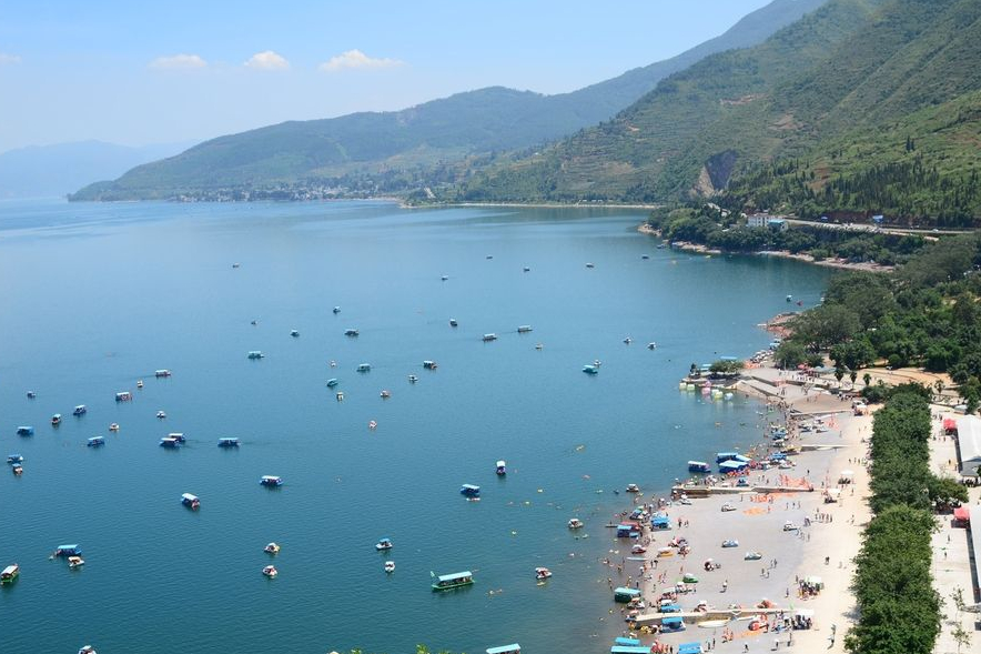 抚仙湖,因为这里的湖水非常的清澈,并且常年呈蓝绿色,所以古人们称