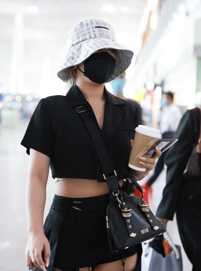 王菊自信过头了短款衬衫配挖空裤裤腰勒出赘肉