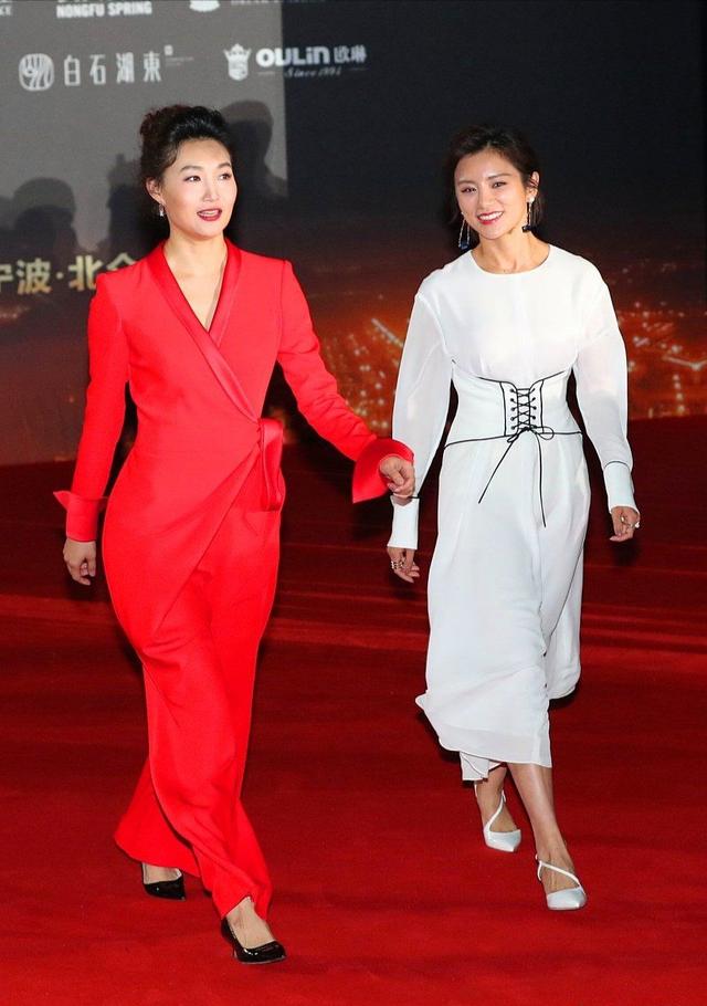 央视主播就是不一样!李梓萌一袭红衣走红毯,同框卫视主持差别大