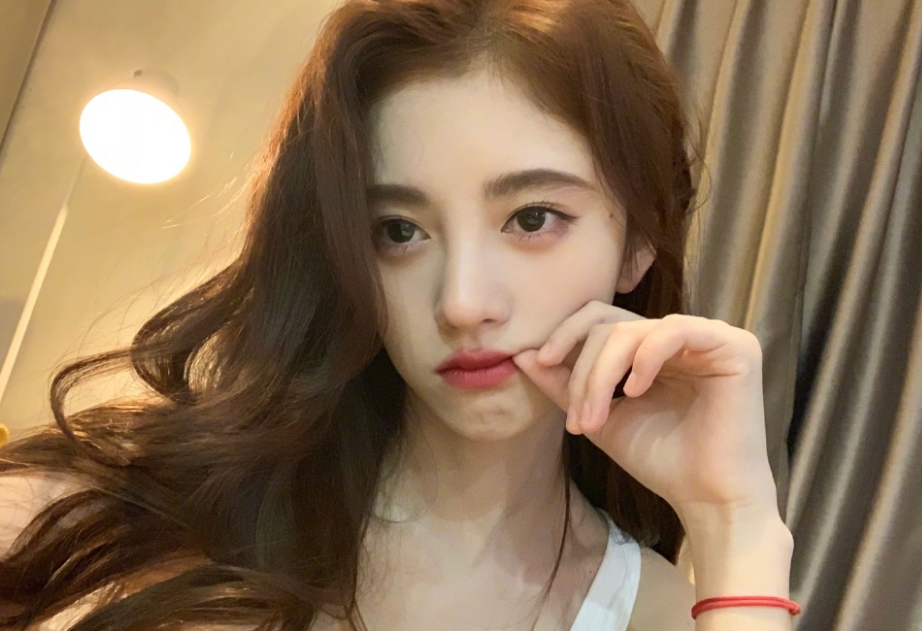 鞠婧祎学架子鼓有模有样,镜头特写她的颈部,这天鹅颈也太惹眼了