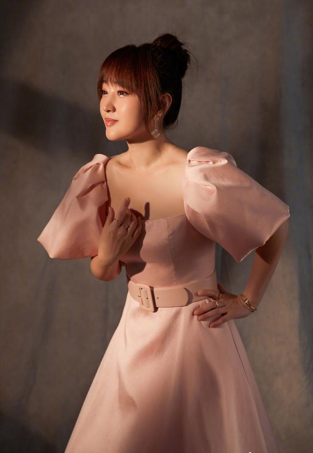 被杨钰莹近照给惊艳到!49岁还有婴儿肥,戴朵野花更是娇俏