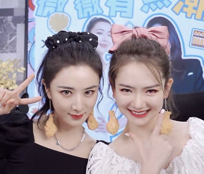 戚薇与薇娅同框,两人看镜头摆拍的样子,这是亲姐妹?