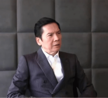 在她只是个歌手的层面上,但是其实她的父亲是香港著名的珠宝商陈崇伟