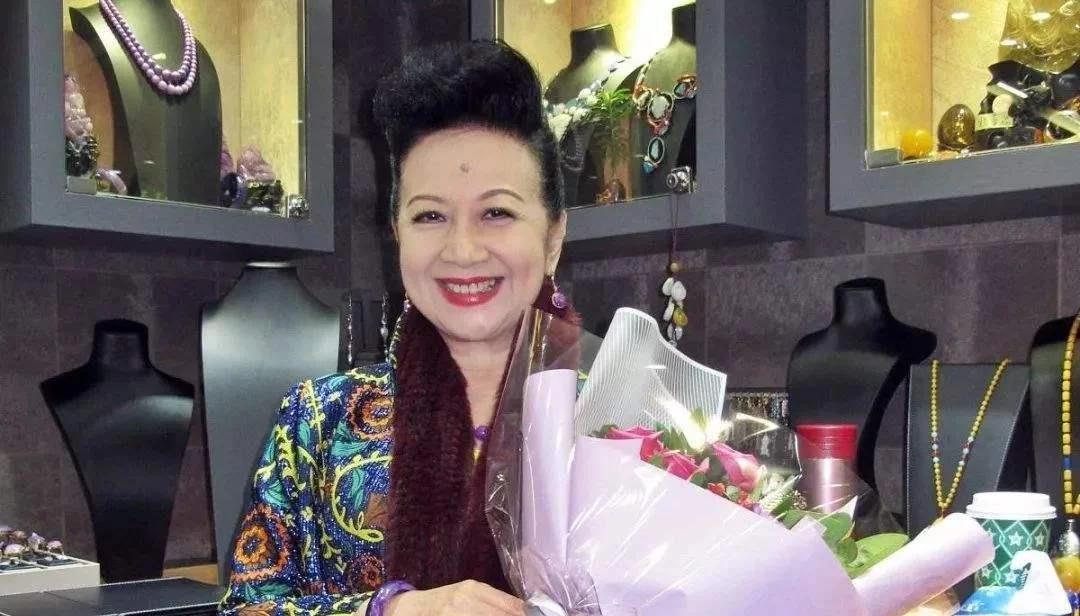 遭丈夫抛弃差点自杀,后成亿万富婆,如今与小17岁男友恩爱15年|薛家燕