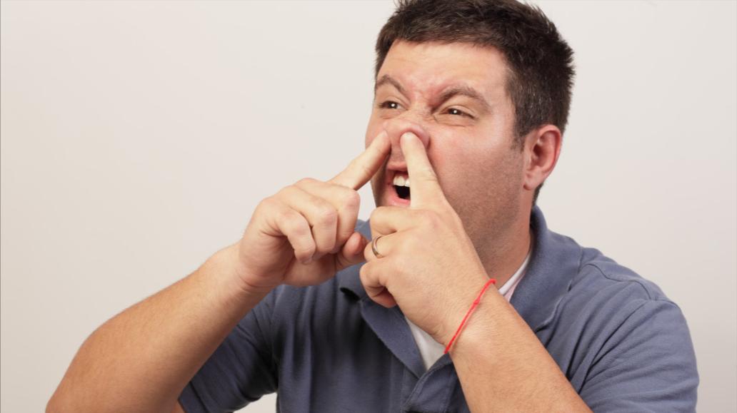 爱挖鼻孔的人,或多或少鼻子将承受3个后果,劝你手下留情