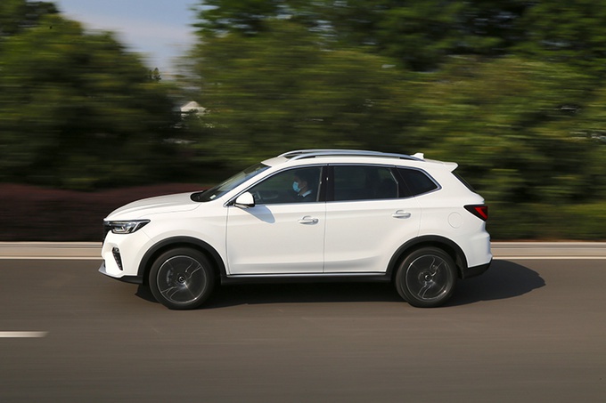 科技与舒适双重极致 荣威RX5 PLUS城市道路实测