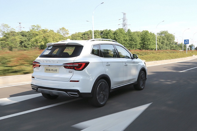 科技与舒适双重极致 荣威RX5 PLUS城市道路实测