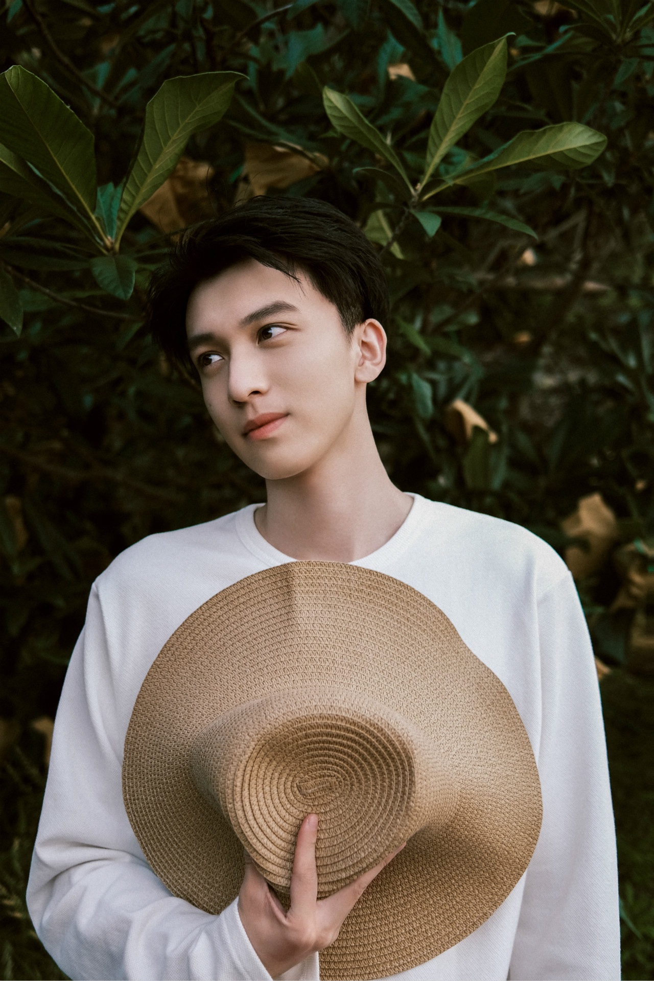 赵英博清爽夏日写真曝光少年脸尽展温柔侧颜杀