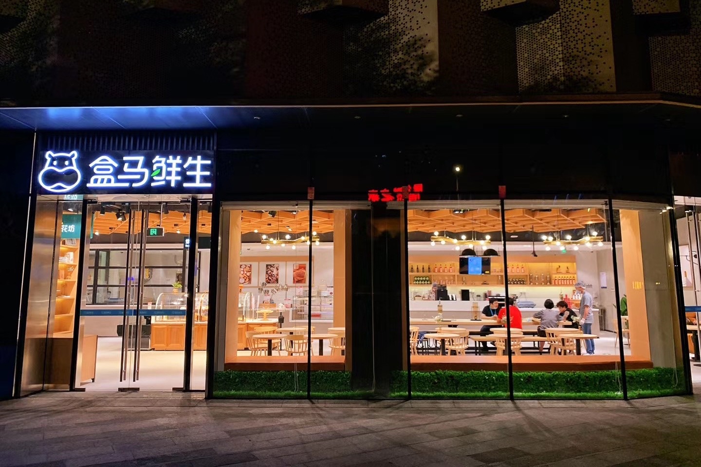 武汉岳家嘴店是盒马在武汉开出的第20家门店,融合健康轻食,烘焙为一体