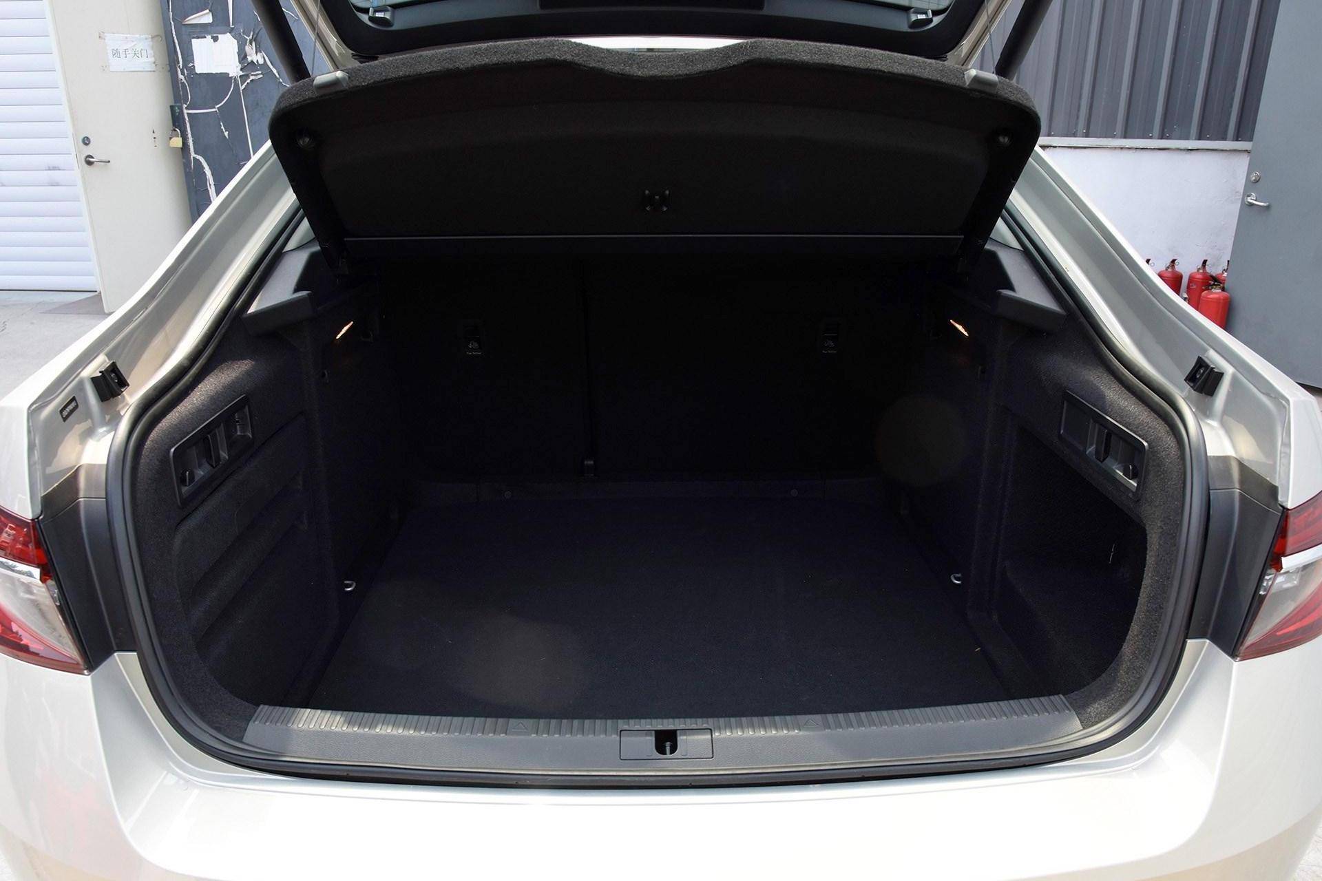 商务选帕萨特、年轻人买它，共享三大件，跟宝马3系GT一个味道