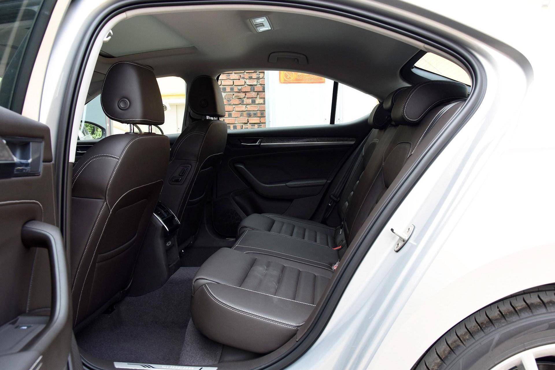 商务选帕萨特、年轻人买它，共享三大件，跟宝马3系GT一个味道