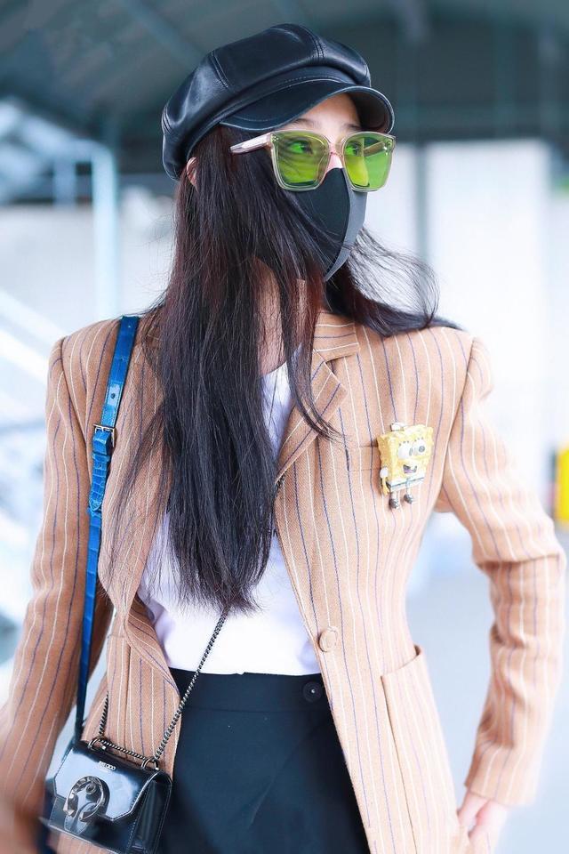 范冰冰果然很有国际范,棕色西服搭配半身裙清新俏皮,女神范十足