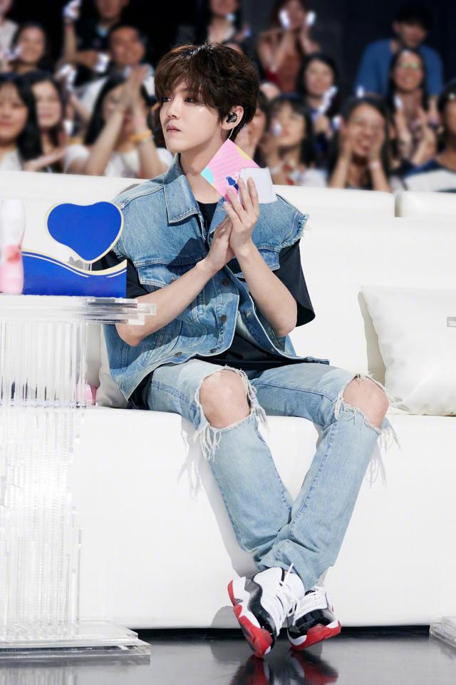 鹿晗创造营2020造型,破洞牛仔裤搭配同款马甲,演绎潇洒美少年