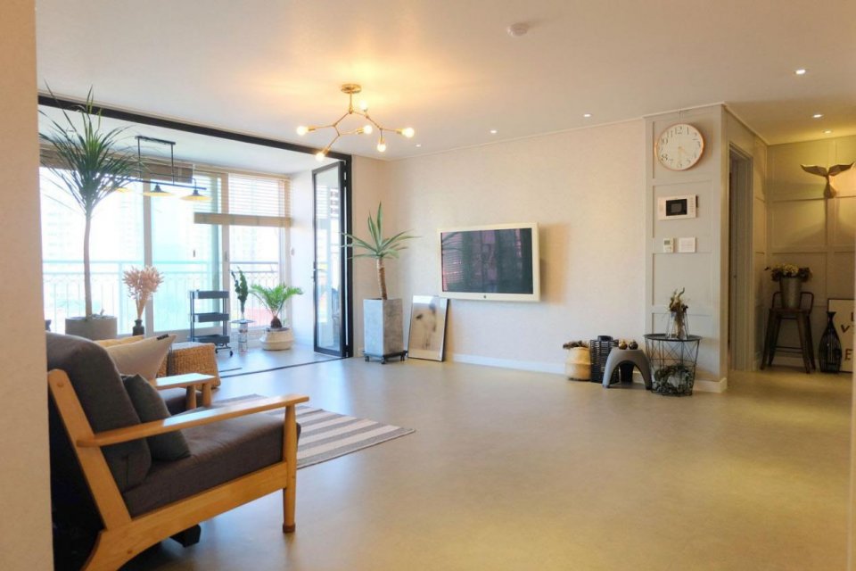 没见过装修这么省钱的,97平房直接混凝土水泥浇一地,会过日子