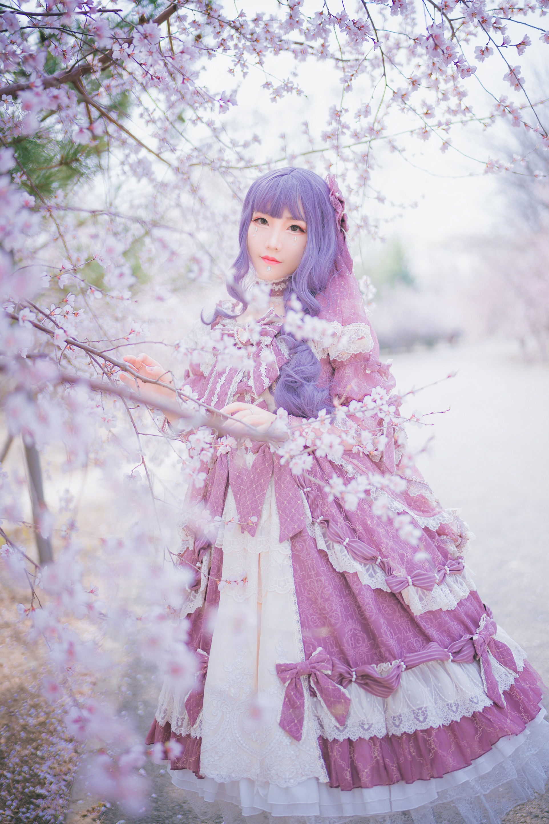 蓬蓬蛋糕裙花雨中飞扬,仿若花中仙子|小姐姐|洛丽塔|蛋糕裙_新浪新闻