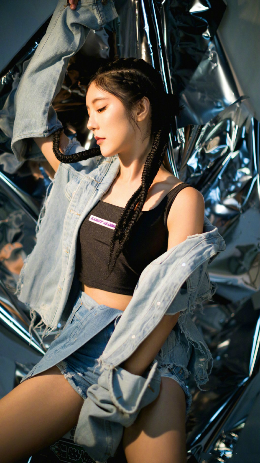 赵奕欢心真大,穿露腰装玩金鸡独立身材抢眼,清纯校花已成过去式