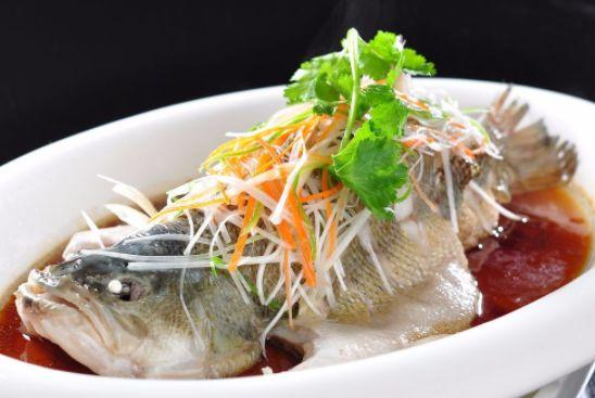 清蒸鲈鱼时,该热水下锅还是冷水下锅?总有人做错,难怪肉不鲜嫩