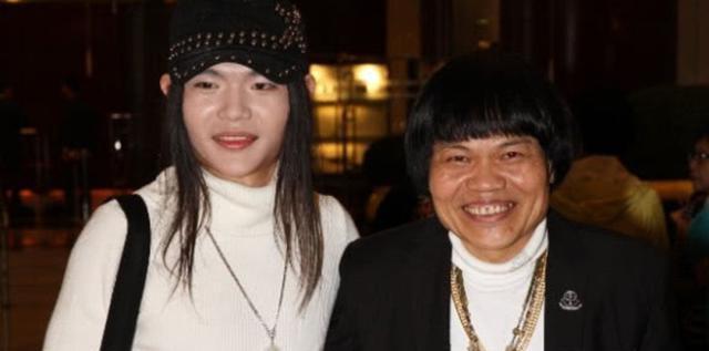 被称为最丑男人,破产之后被老婆抛弃,晚年有三个女友|八两金|儿子