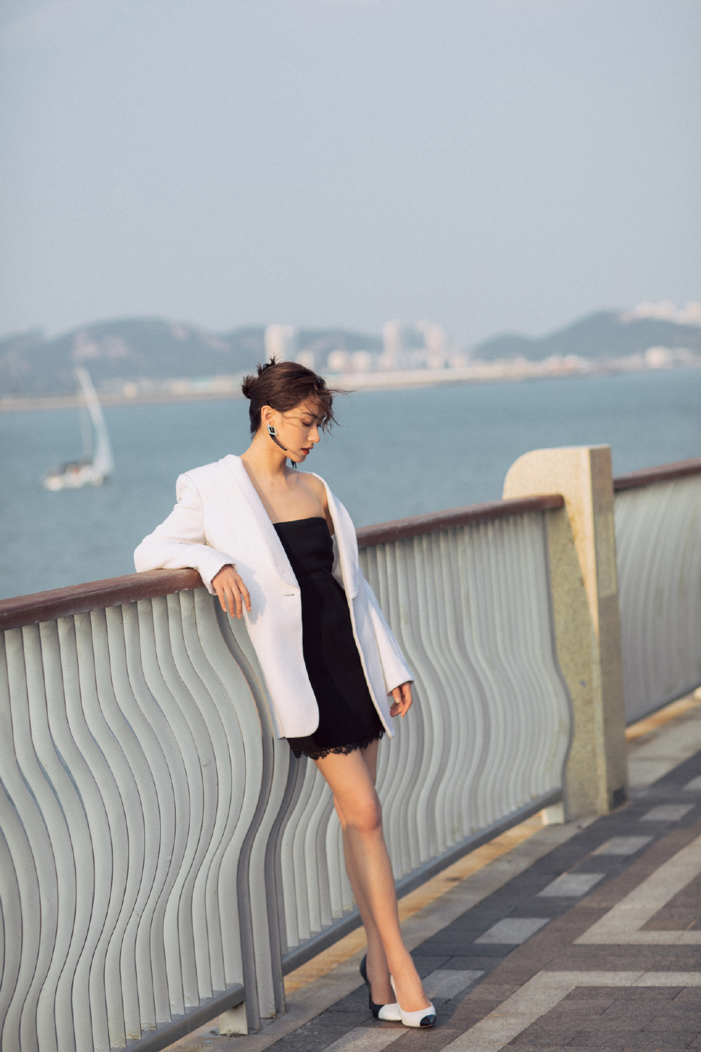 万茜真的能站c位,踩8厘米细高跟出镜,穿流苏西装裙太霸气了