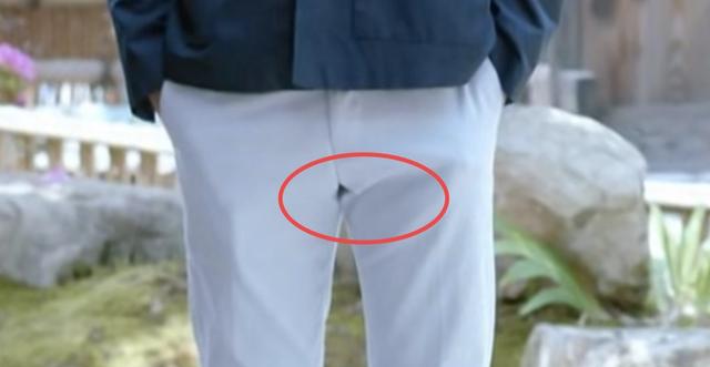 男明星与乔欣的新剧中裤子中线裂开却浑然不知还继续耍帅