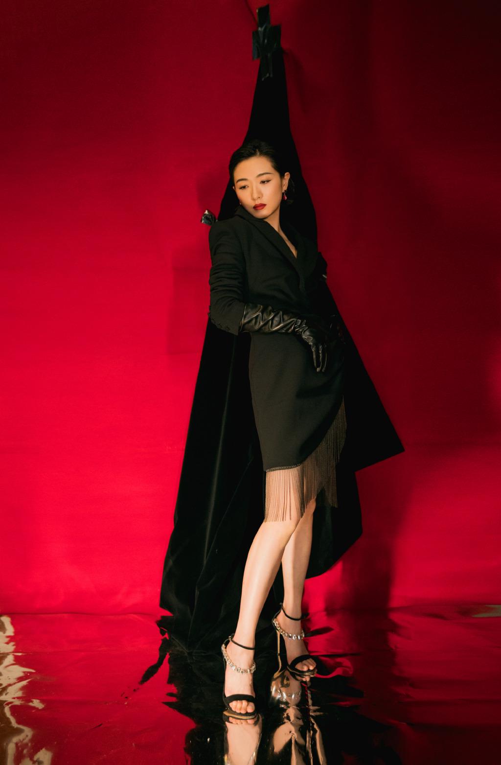 万茜真的能站c位,踩8厘米细高跟出镜,穿流苏西装裙太霸气了