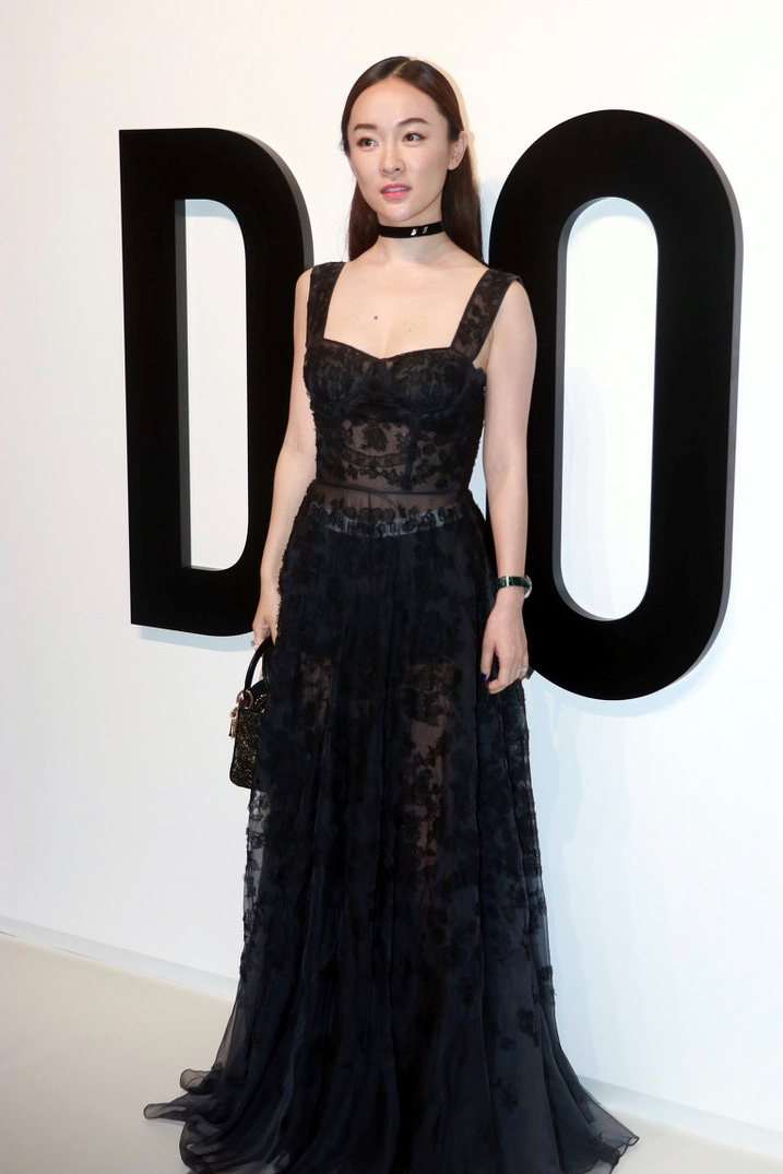 辣妈霍思燕真会穿!一袭黑色蕾丝连衣裙性感精致,高级干练