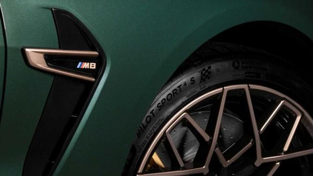 售价2568万宝马m8极光版国内上市蓝绿车漆可变色