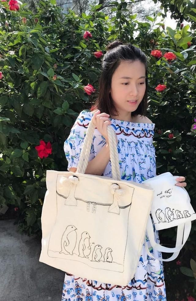 "豪门阔太"甘比随夫亮相!穿半透波点连衣裙