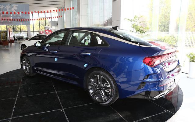 起亚要把"豪华"进行到底，新K5外观比凯美瑞还帅，还配旋钮换挡