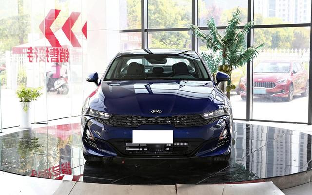 起亚要把"豪华"进行到底，新K5外观比凯美瑞还帅，还配旋钮换挡