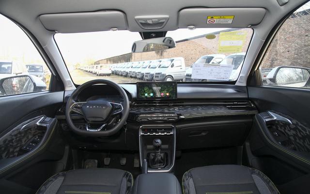 此外,最大的惊喜还在新宝骏rs-3的内饰上,设计就很有层次感,且包裹了