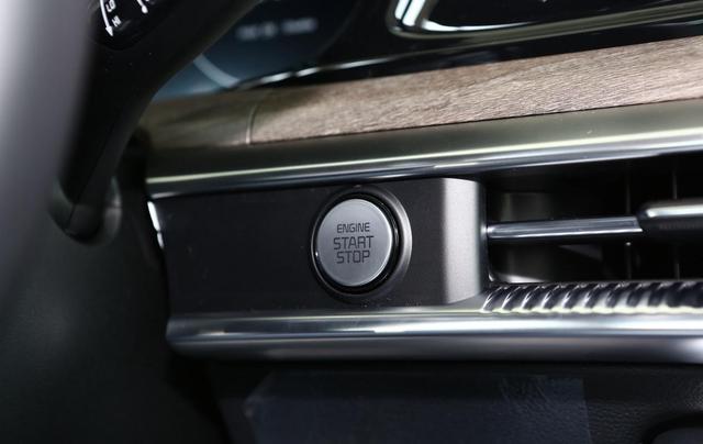 起亚要把"豪华"进行到底，新K5外观比凯美瑞还帅，还配旋钮换挡