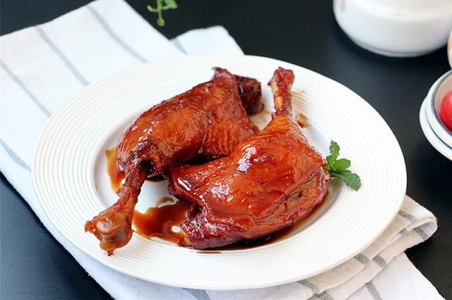 南乳酱鸭腿,咸甜适中,香浓味醇,比饭店做的还好吃