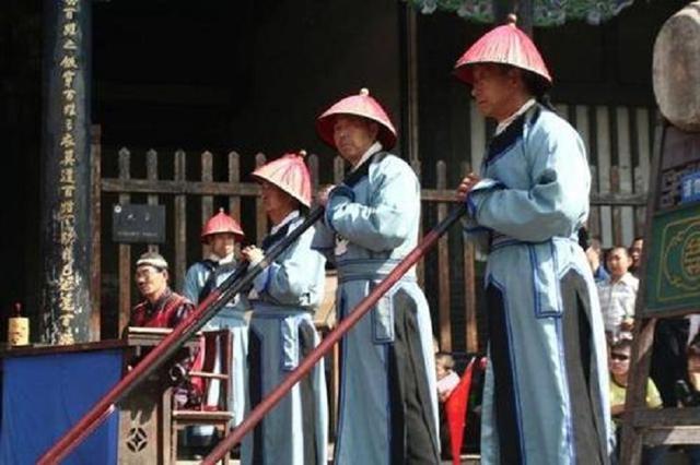 衙役形象剧照第二,押运犯人可以获得额外银两.