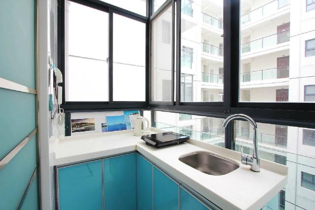 我家阳台改造成厨房,一做饭邻居就来闹,物业来了也没用