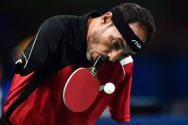 厉害！他是世界上唯一用嘴打乒乓球的人，靠二十年努力成职业选手休闲区蓝鸢梦想 - Www.slyday.coM