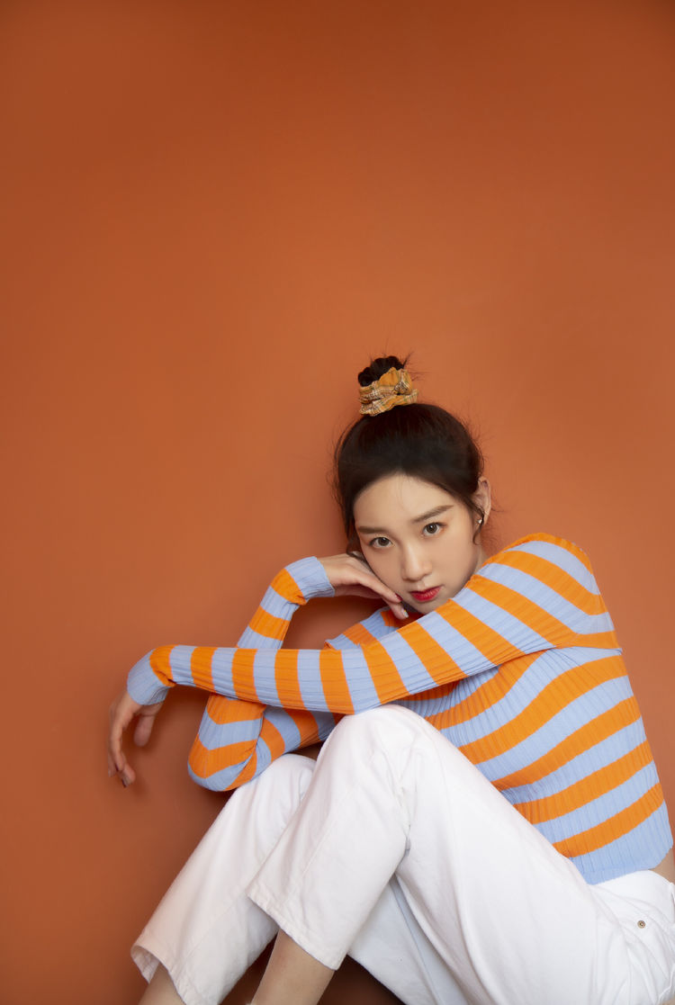 李子璇粉色背心刚过臀部秀美腿俏皮吸睛配同色系袜子更嫩了