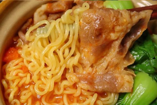 番茄肥牛面浓郁的番茄汤加上肥牛卷吃起来非常美味简单做法