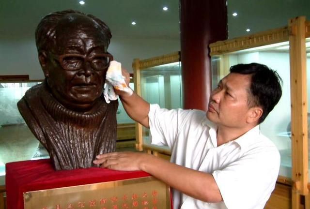 在揩拭唐云先生塑像四海壶具博物馆后来落户江桥镇,并开辟了百佛园