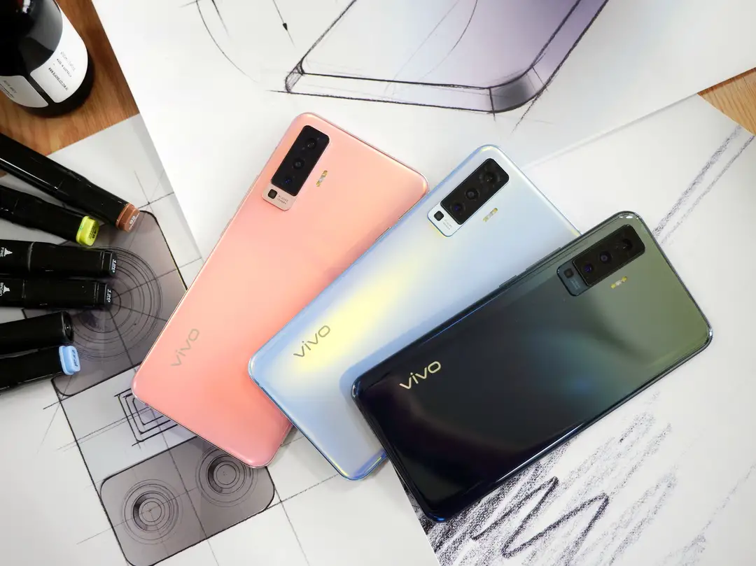 vivo x50系列三款新品的屏幕均为6.56英寸的极点屏设计