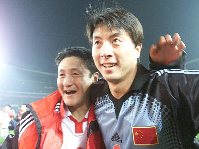 前国门被拍到街边卖水果,本人回应:赚得比踢球多|汪强|安琦|摆摊_新浪