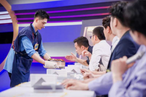 利晴天《鲜厨100》飙厨艺 刘芸袁姗姗惊呼:看他做饭像看偶像剧!