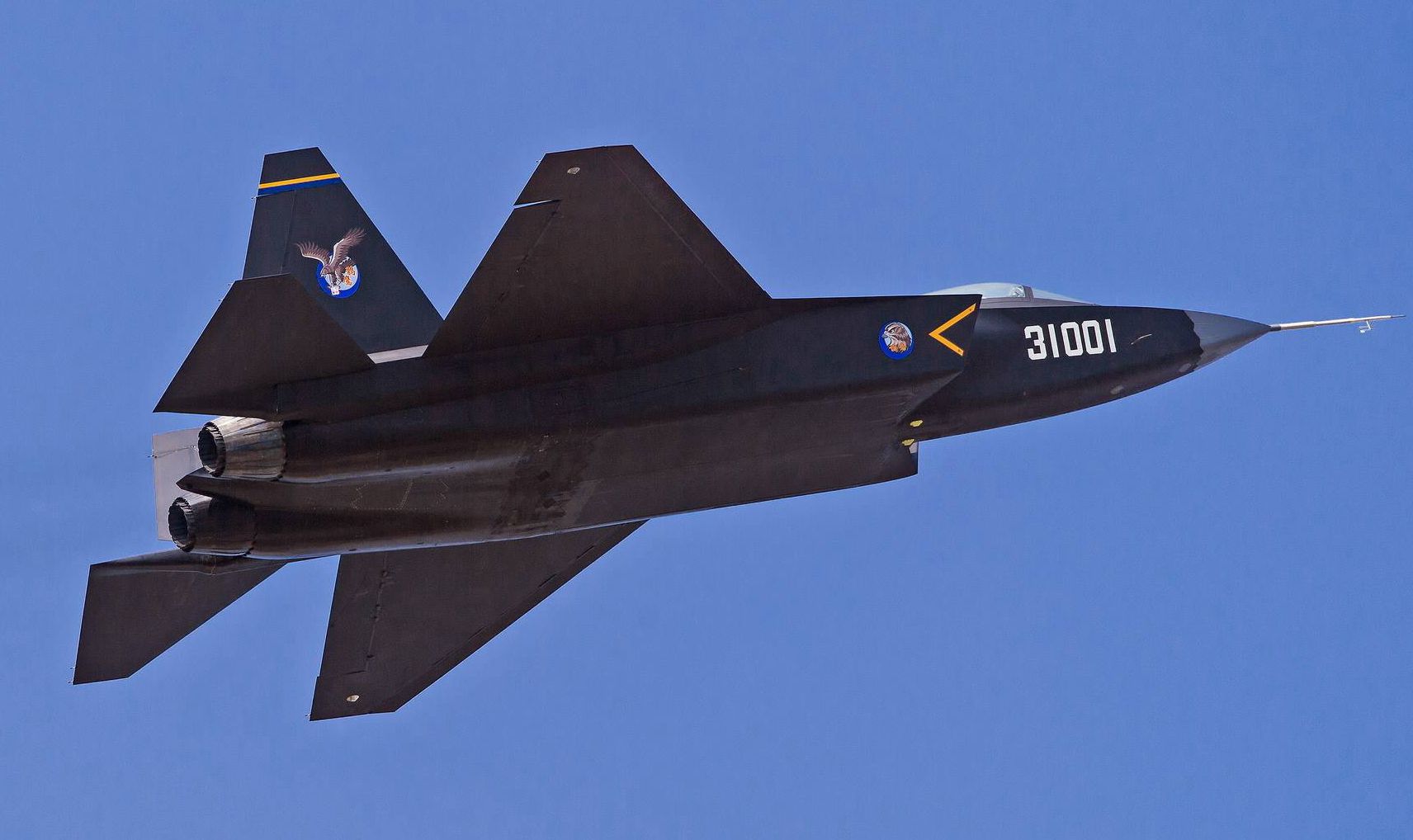 作为一款极有希望成为我国新一代舰载机的中型隐身战机,在性能与结构